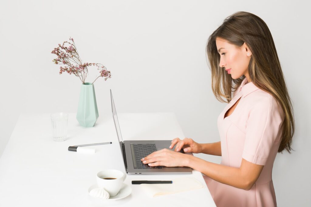 Home Office na Sofist woman sitting while using laptop