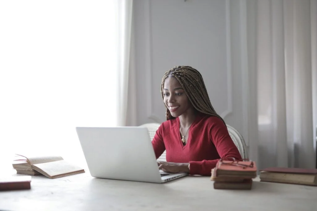 Seedz contratando para Home Office Woman in Red Long Sleeve Shirt Using Macbook Air