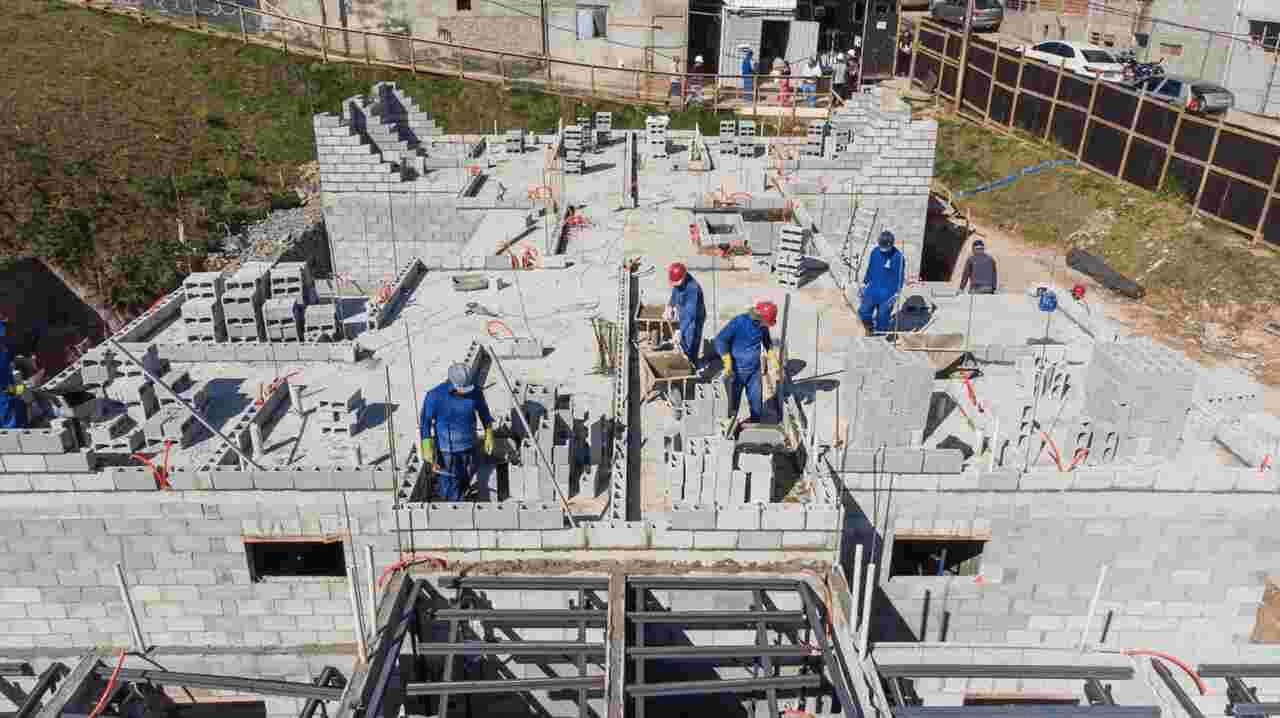 Construção de 120 apartamentos avança no Alvarenga Peixoto