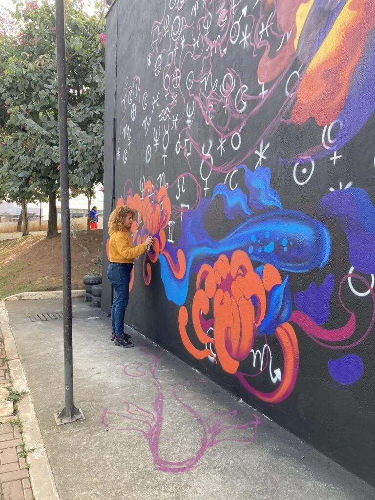 Fábrica de Graffiti faz dobradinha arte e educação em Diadema; Kelly Reis tem um trabalho voltado para a valorização do feminino, com elementos florais e fluidos. Foto: André Greco Amaral