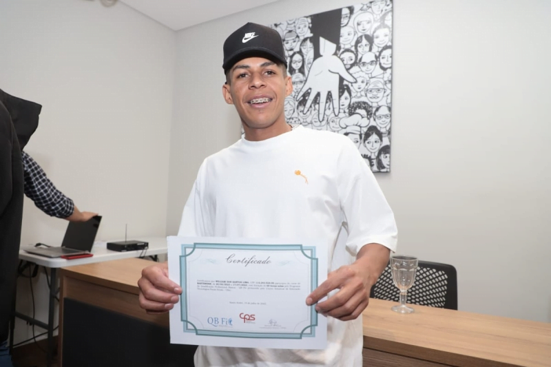 Profissionais de hotéis e alimentos concluem curso de bartender