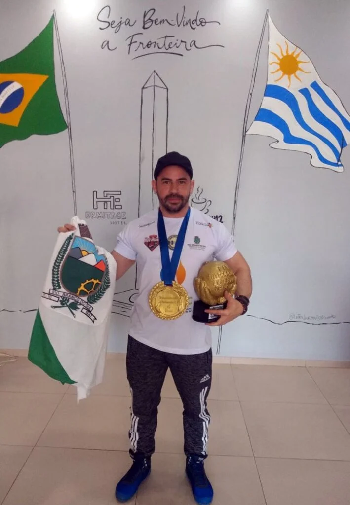 Com marca impressionante, Júlio Ferraz é campeão de Power Bíceps no Uruguai e fecha o ano com todos os títulos disputados. Foto: Reprodução da Internet