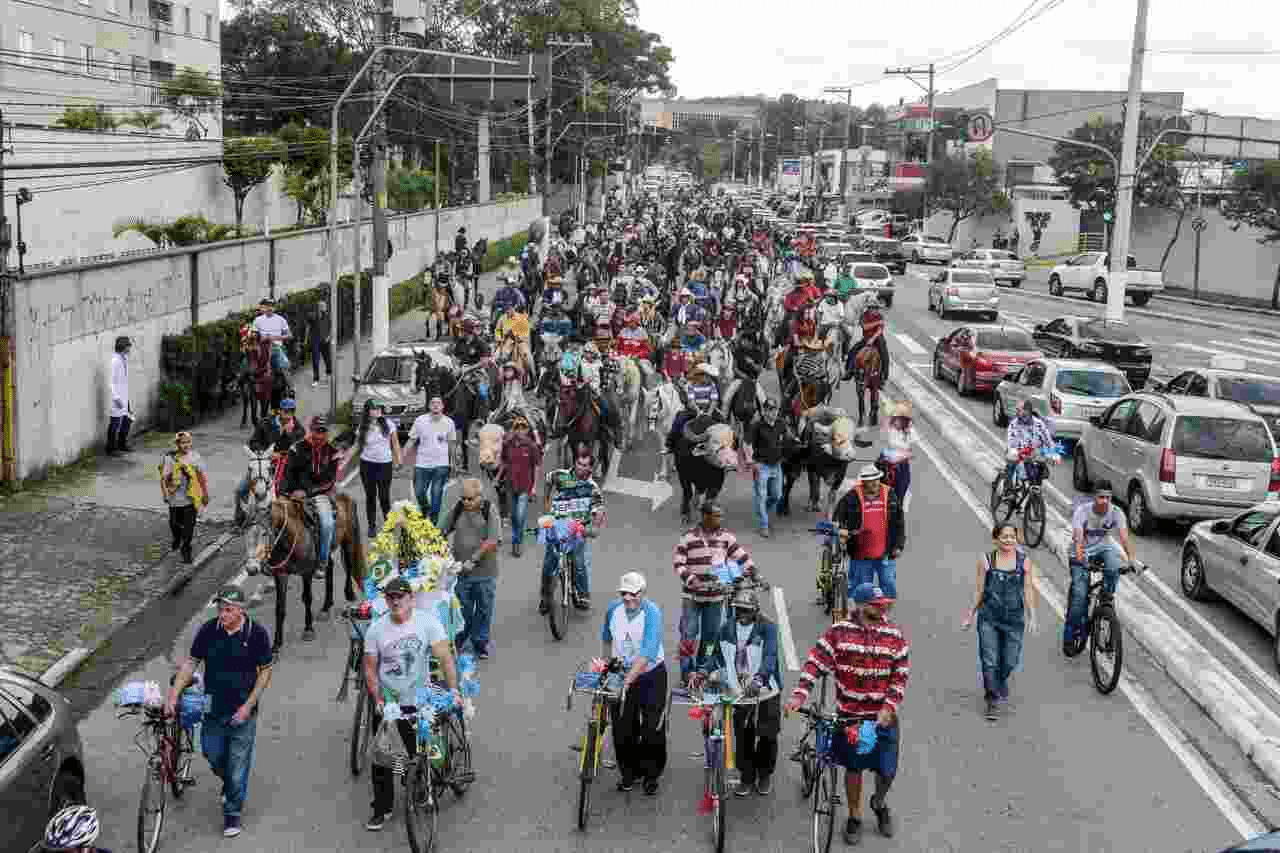 Procissão dos Carroceiros marca fim dos festejos de São Bernardo