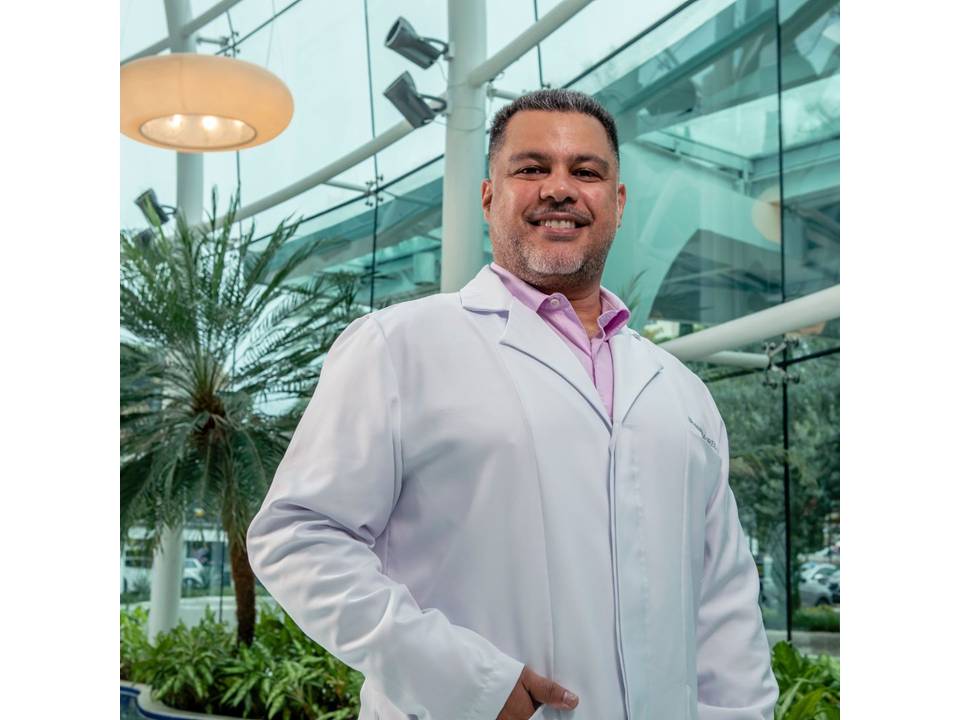 Dr Marco Aurélio S. Neves, ortopedista e traumatoligista especializado em cirurgia de próteses de quadril e joelho. Foto: Divulgação