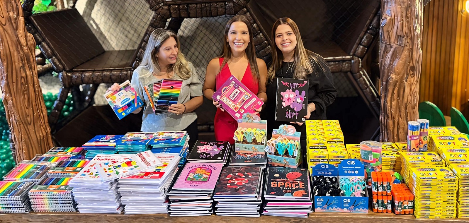 Villa Kids Galpão compra 80 kits de material escolar com valor arrecadado em feijoada beneficente