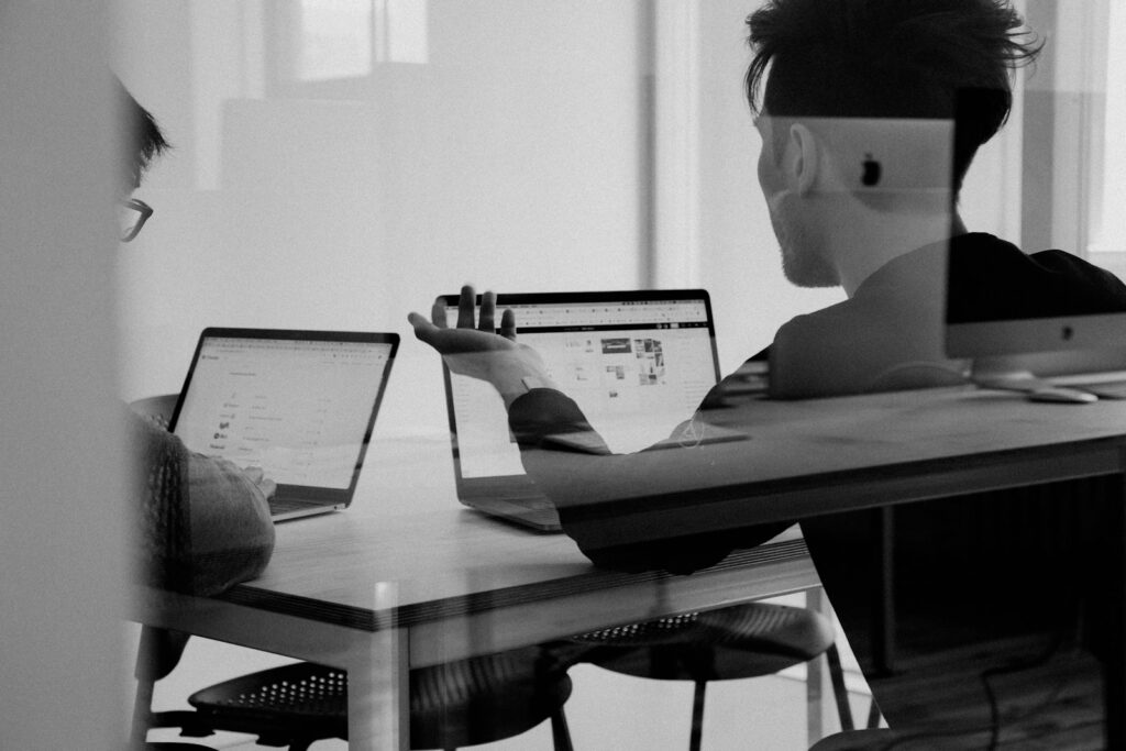 Governo adia sanções da NR-1 e amplia prazo para empresas se adaptarem man using MacBook