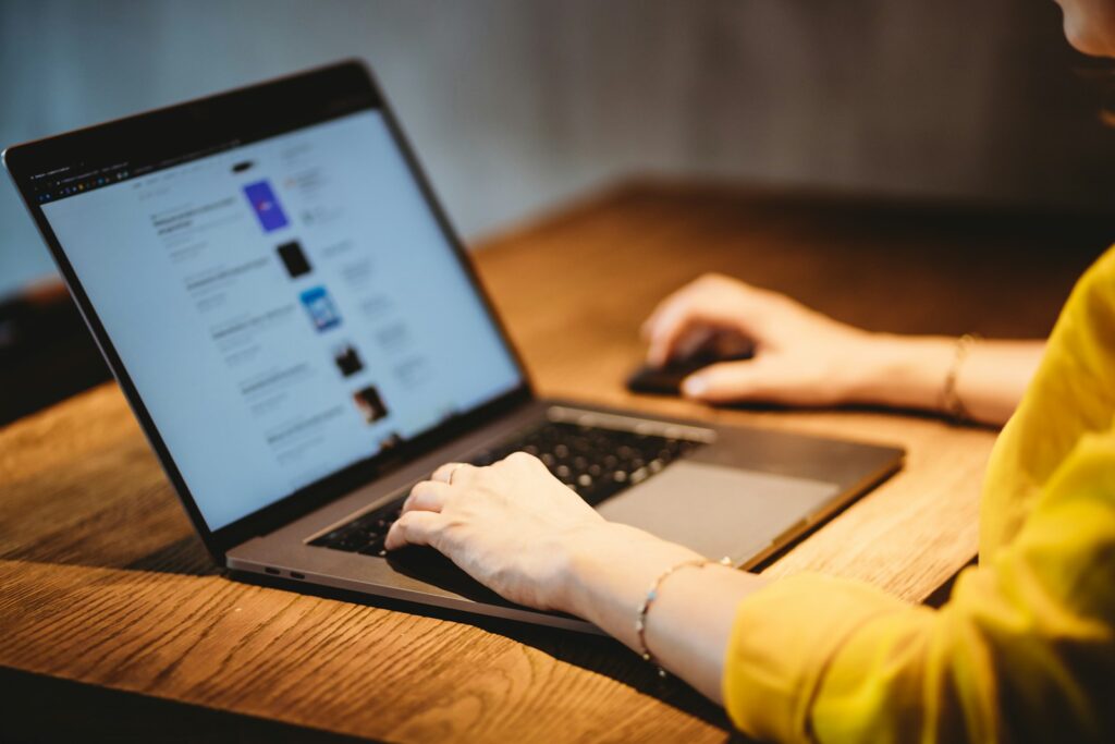 Assistente Administrativo Remoto e mais Oportunidades Abertas person using macbook pro on brown wooden table