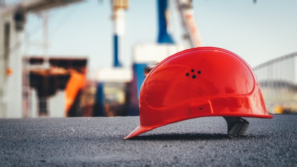 501 Vagas de Emprego em Construção, Mercados e Consultoria e Planejamento red hard hat on pavement