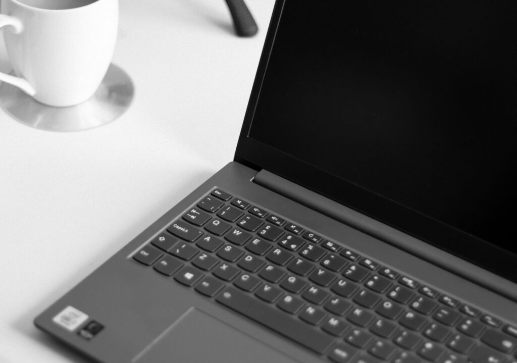 Vagas Remotas para Atendimento black laptop computer on white table