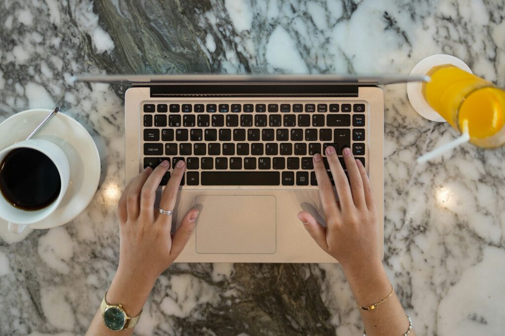 Atendimento Home Office e mais vagas hands holding a laptop