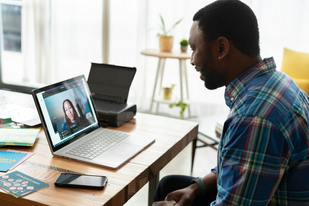 Vagas Remotas na Odontobiz para Atendimento Comercial, Gestor de Tráfego e Gerente de Contas man in blue and white plaid dress shirt using macbook pro