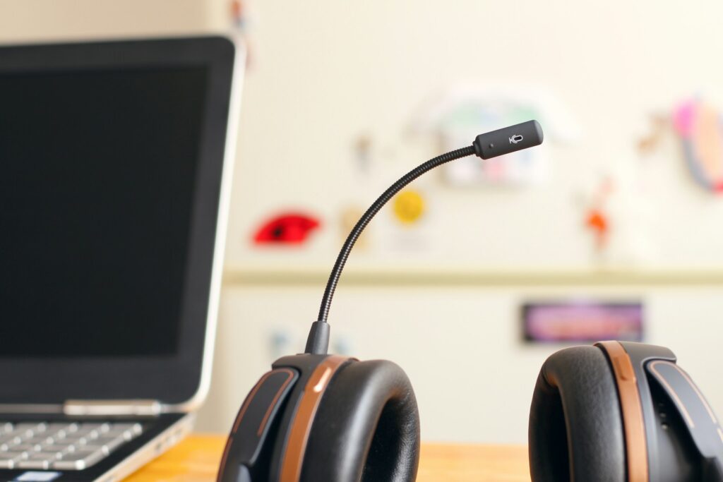 Vagas de Emprego na Contax black and brown headset near laptop computer