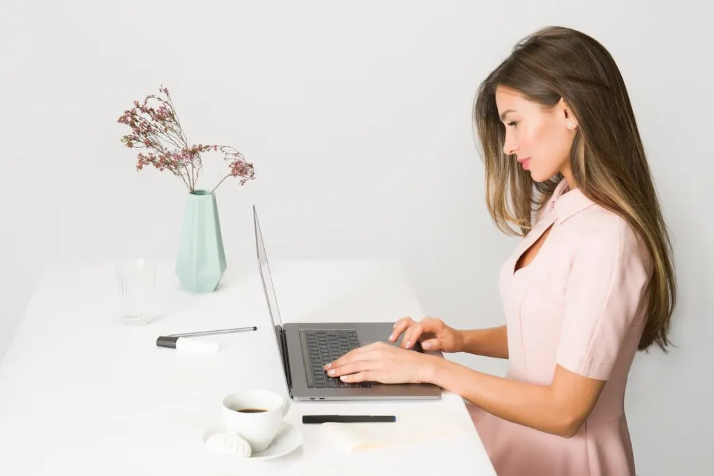 Home Office na Sofist woman sitting while using laptop