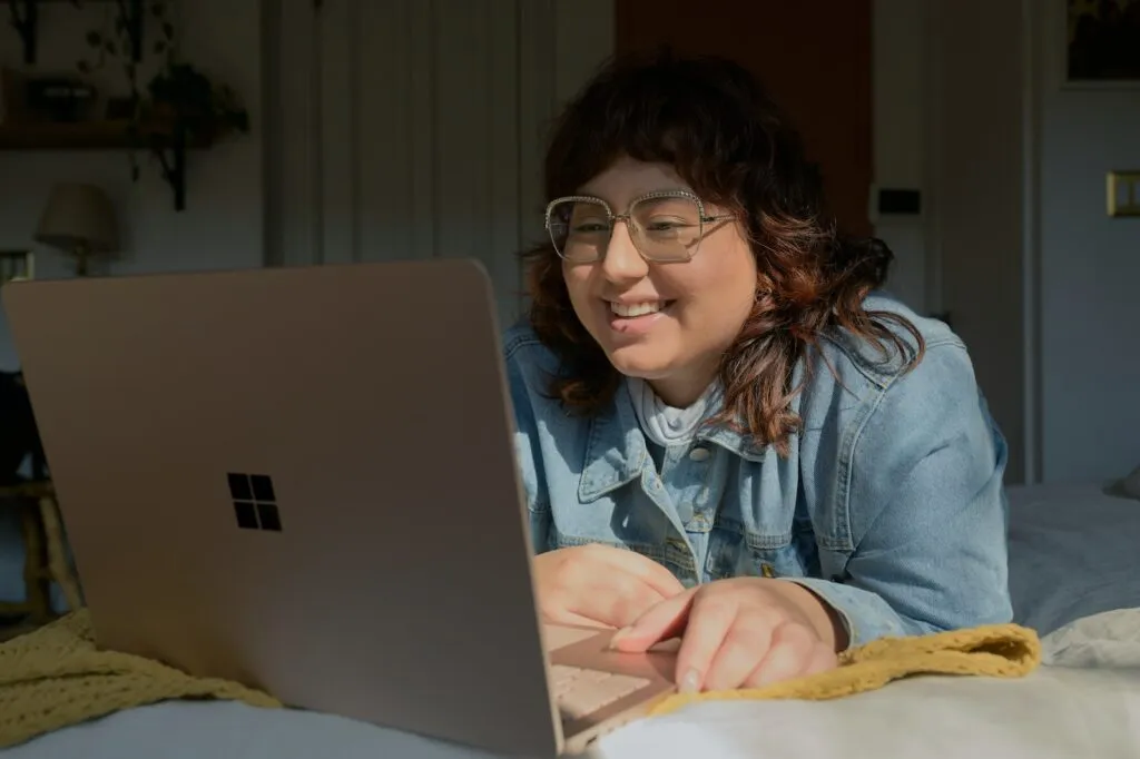 Home Office na GlobalWeb a woman in glasses is looking at a laptop
