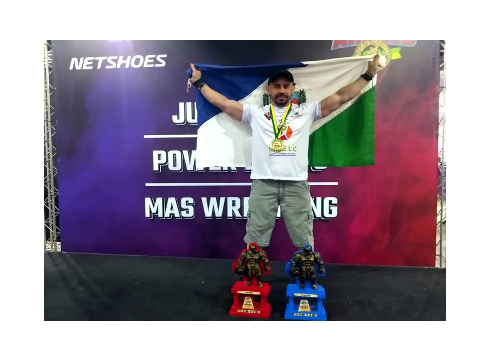 Júlio Ferraz é duplo campeão mundial de Power Bíceps no Arnold Classic South America