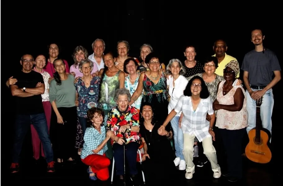 Jorge Julião (esquerda) e elenco do espetáculo Idade de Ouro