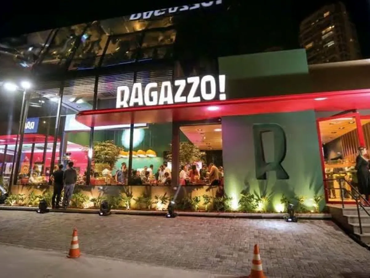 Ragazzo contratando no ABC