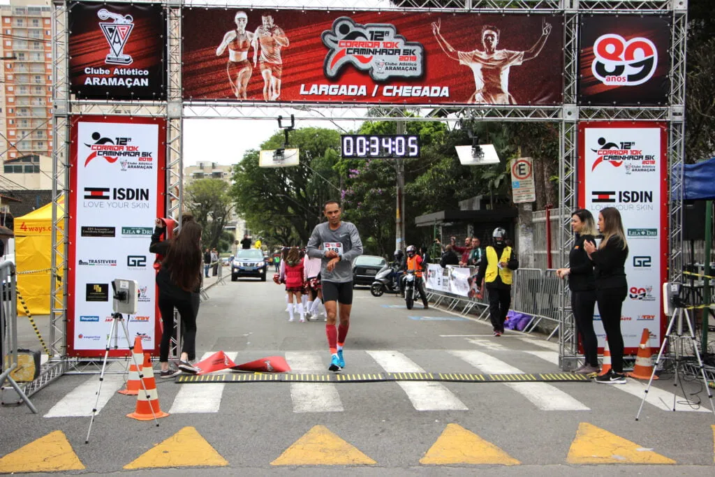 Aramaçan RUN 2023: Inscrições abertas para corrida e caminhada. Marckson Clay Silva dos Santos, campeão geral masculino na linha de chegada Crédito Ramon de Castro