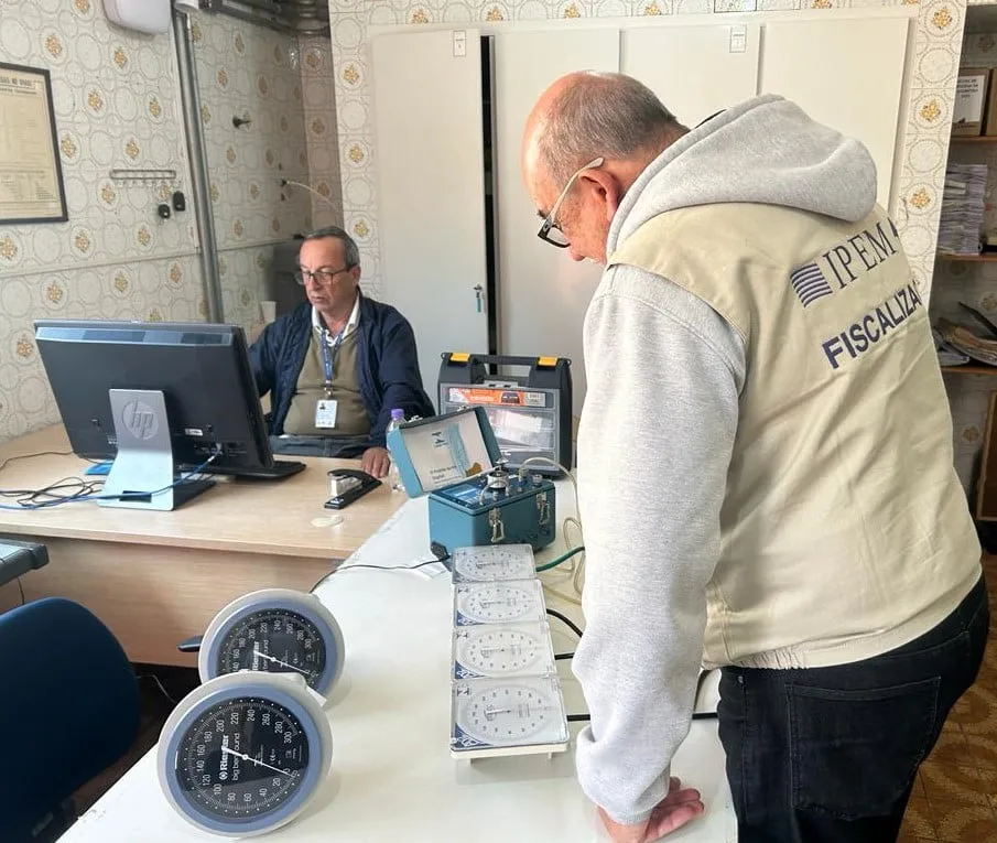 Ipem no Hospital São Luiz verifica aparelhos de medir pressão