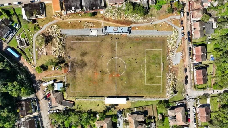 Primeiro campo de futebol do Brasil restaurado em Paranapiacaba