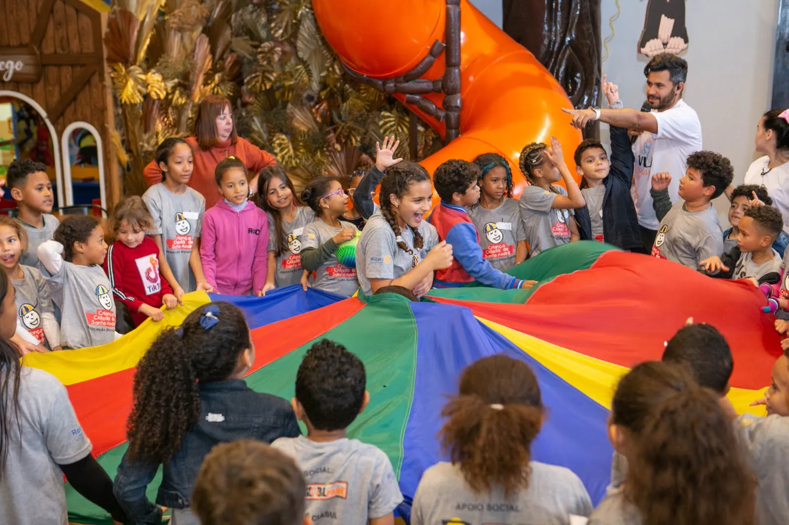 Villa Kids Galpão recebe 60 crianças da comunidade do Kibon