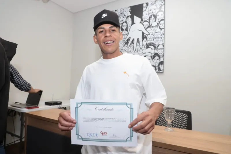 Profissionais de hotéis e alimentos concluem curso de bartender