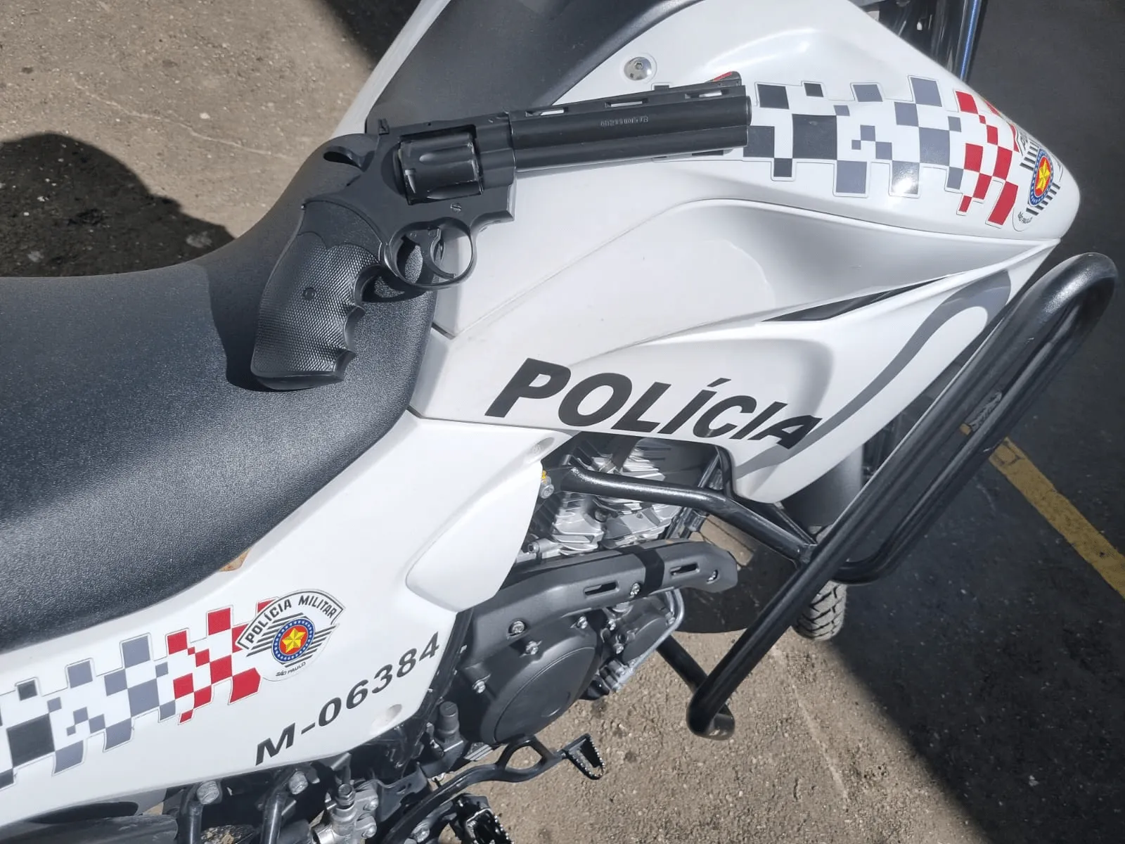 PM detém homens por roubo de veículo, com simulacro de arma