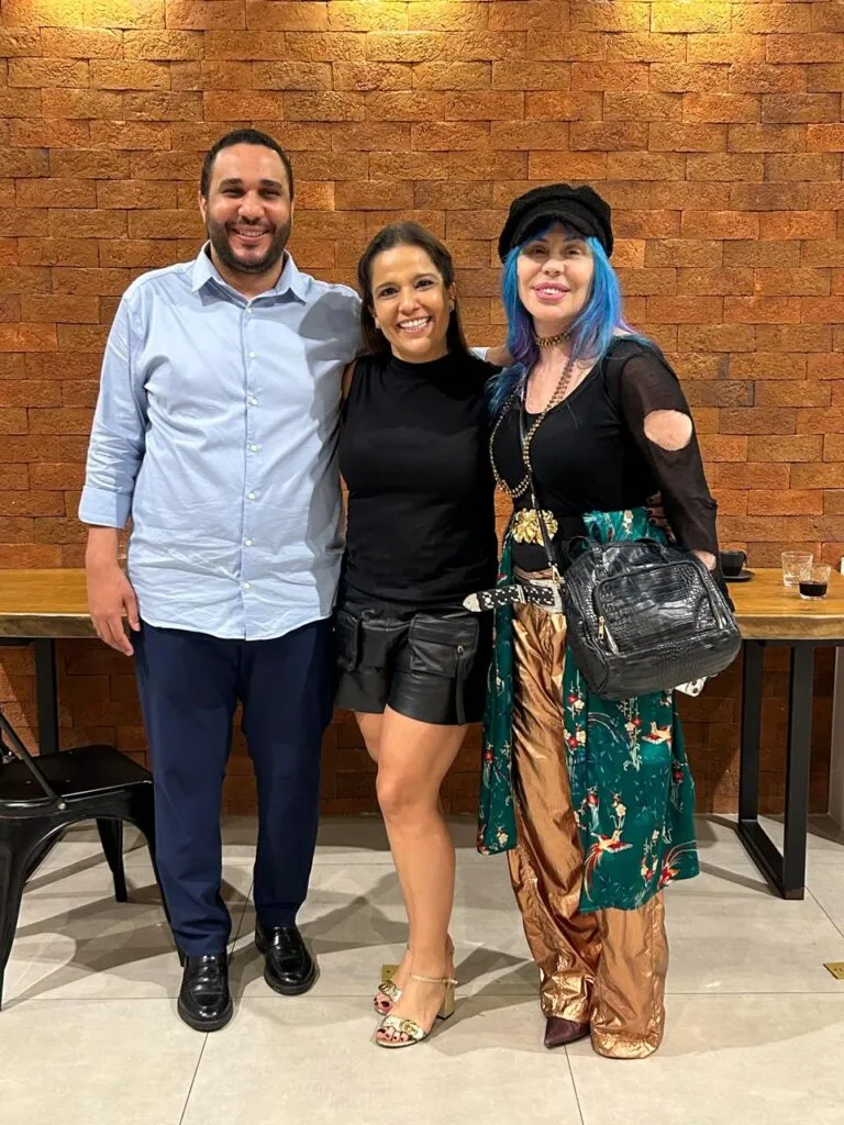 Artistas e empresários da região em encontro do Buffet Villa Kids. Foto: Divulgação, Tatiana Parise, proprietária do buffet ao lado da cantora Baby do Brasil e do Pastor Samuel Santana